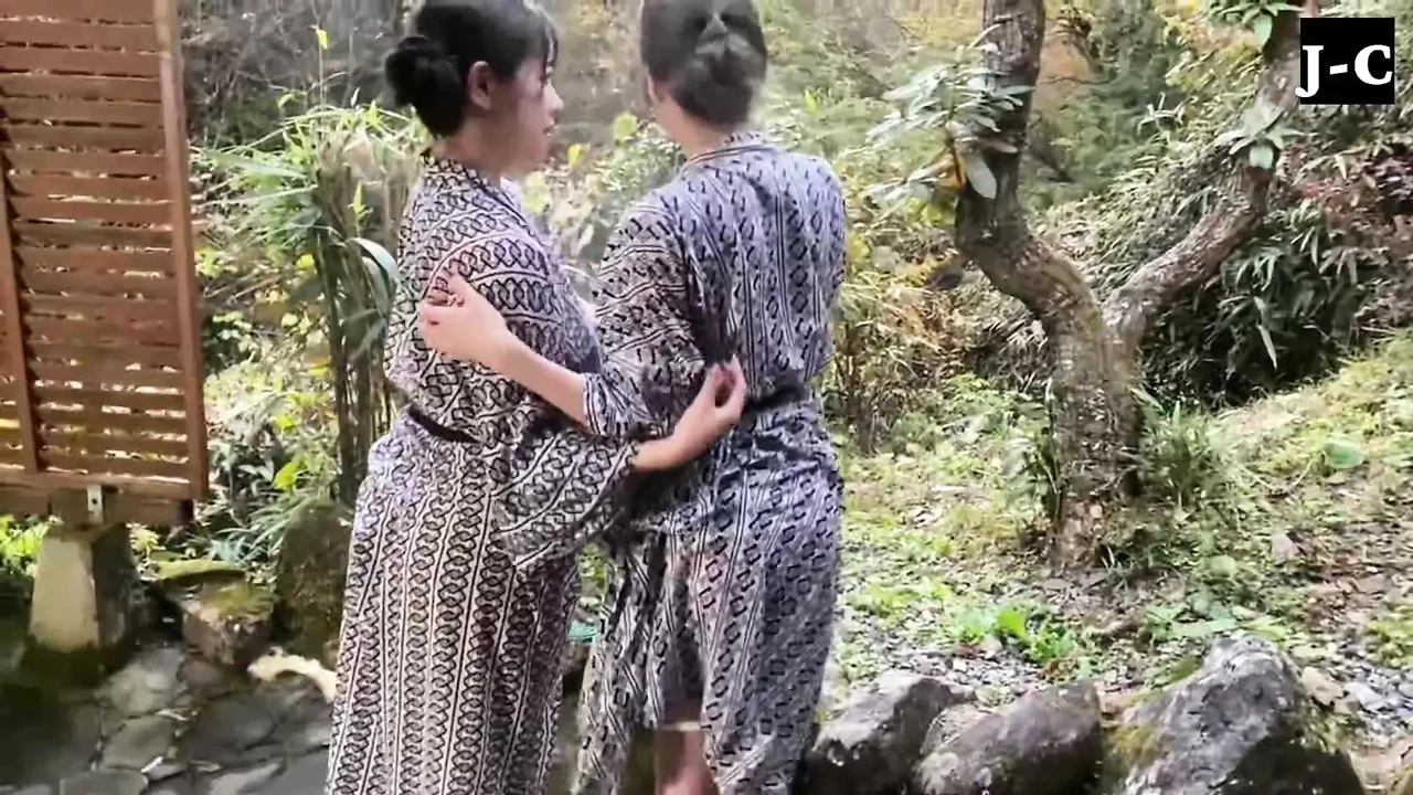 两个女人分享一个大胆的湿吻和禁忌欲望的约会 - c