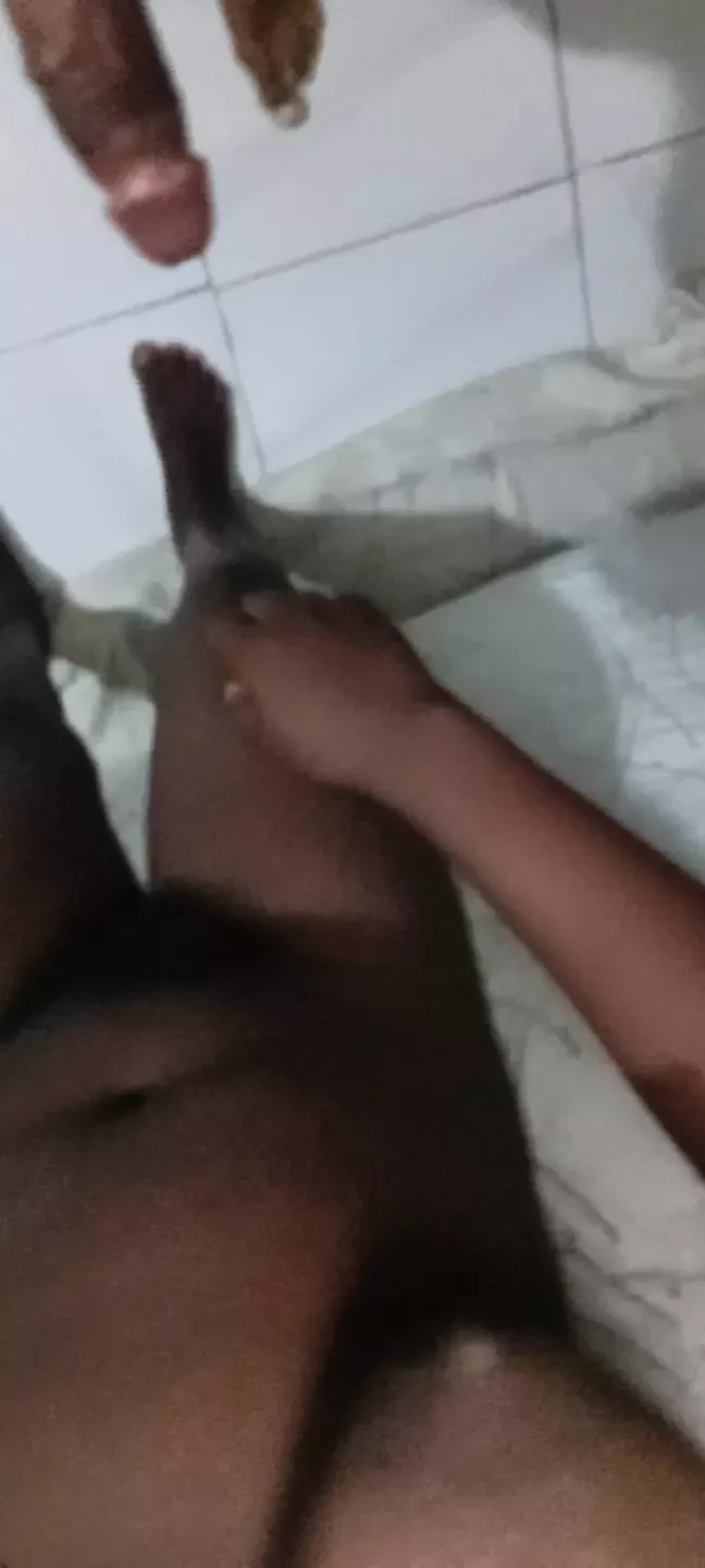 拉娜和汤姆很忙...他在Lana阴户上尝试一些东西