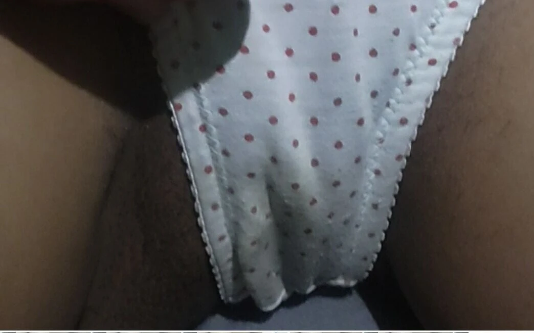 全新的苗条抚摸美丽的阴户!