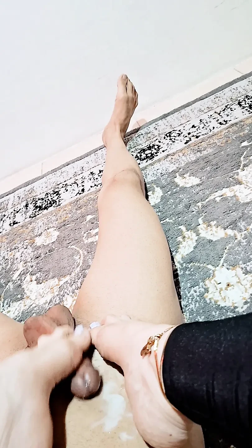 重口味捆绑SM足部崇拜强烈的羞辱足交和脚射
