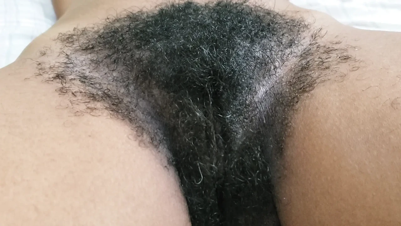 阴毛浓密的成熟美女与迷人的卧室氛围