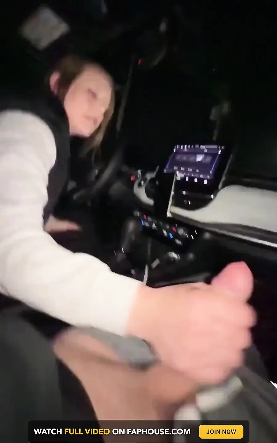 在被性交之前闪烁的奶子和厕所的乐趣