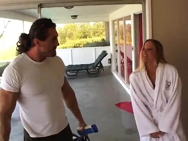 健美的壮男来到热辣的金发女郎的家里按摩, 最后操了她