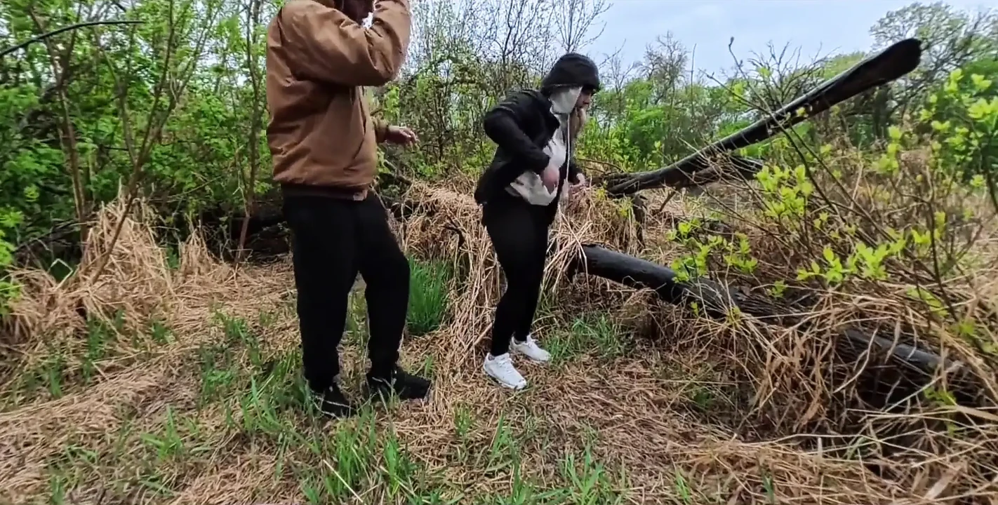 在大自然中使用的热辣宝贝激情高潮, 差点被抓住
