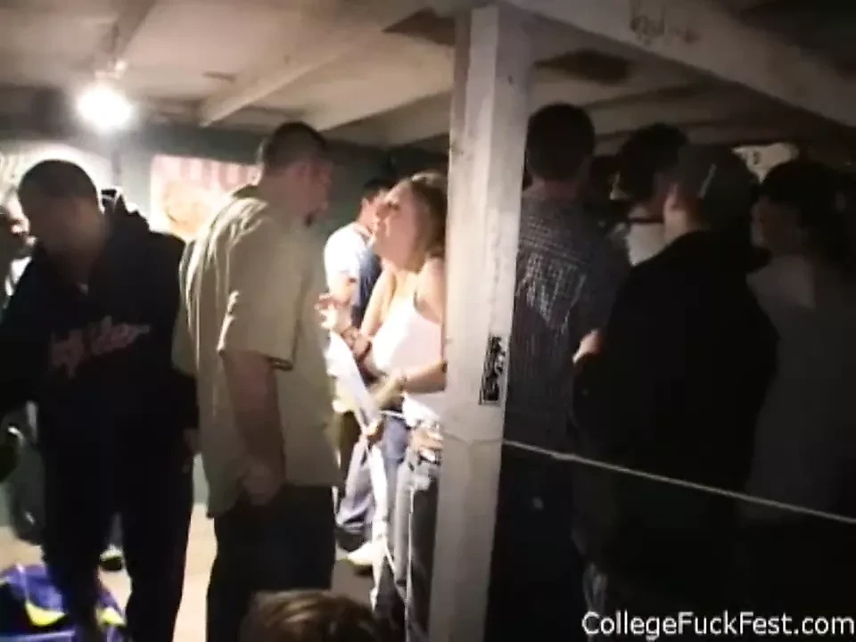 青少年男女同校荡妇乱搞大学兄弟会的家伙