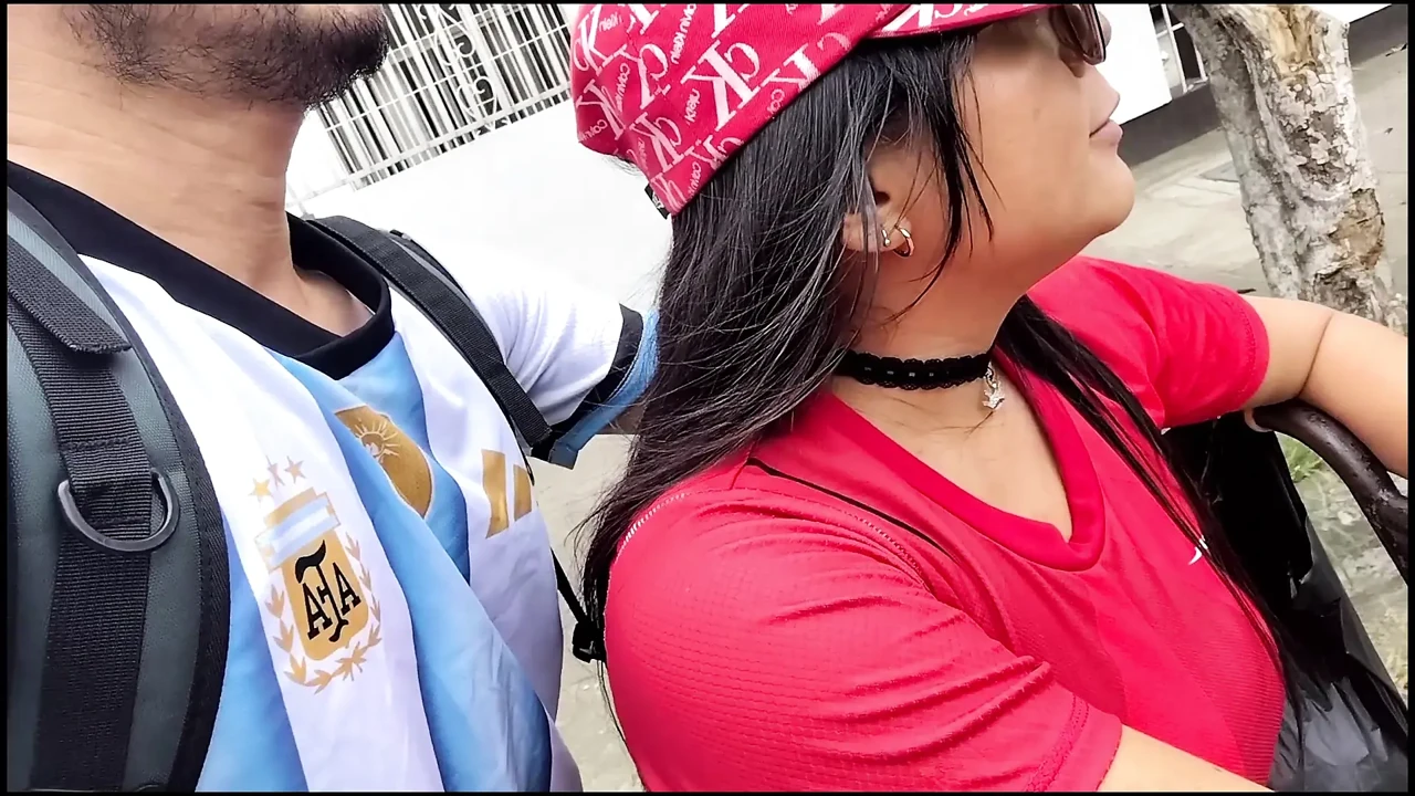 一个丰满的女人在印度的街道上徘徊，我邀请她回家，享受美味的性爱
