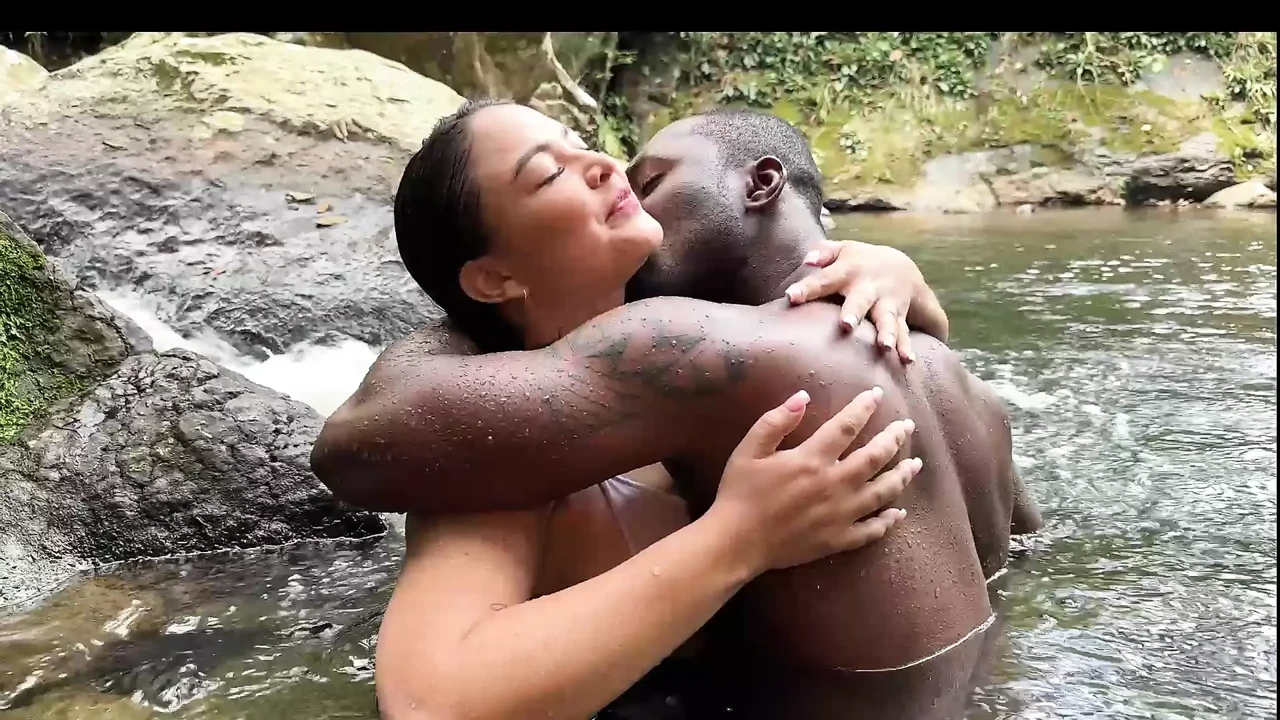 饥渴的哥伦比亚熟女在户外给我看她的大奶子，我们在河里做爱