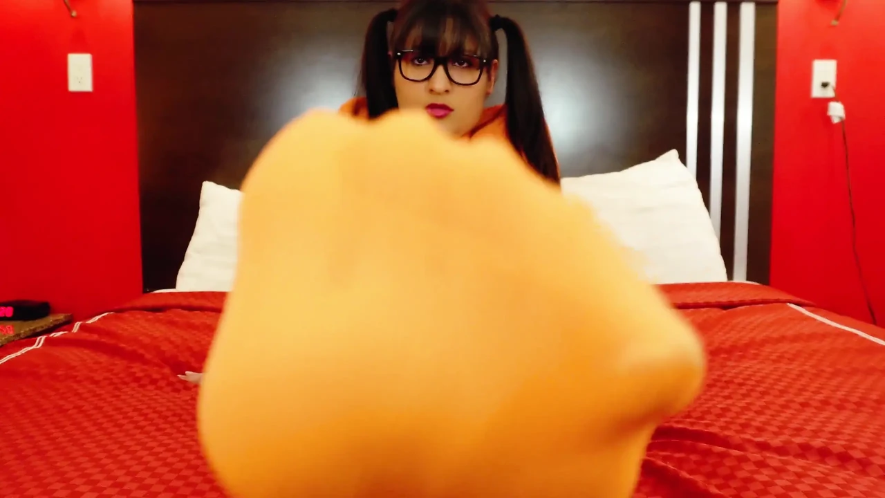 Velma想要浓密的女郎崇拜她的脚
