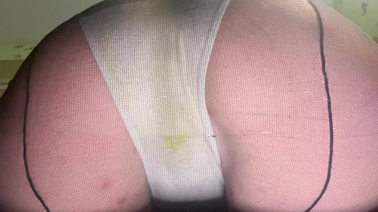 用你的嘴巴和丁字裤清洁我的肮脏内裤和裆部