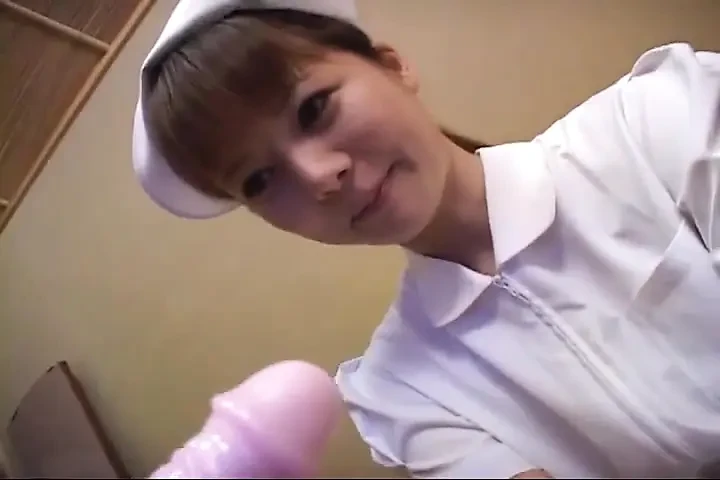 护士来检查健康, 但得到了巨大的鸡巴