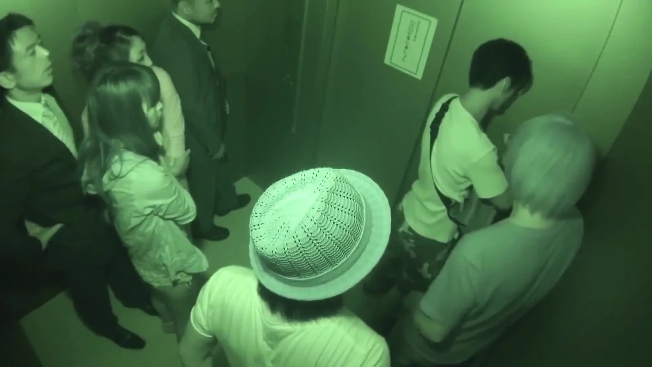 狂野的电梯狂欢：亚洲荡妇在群交中被重口味性交