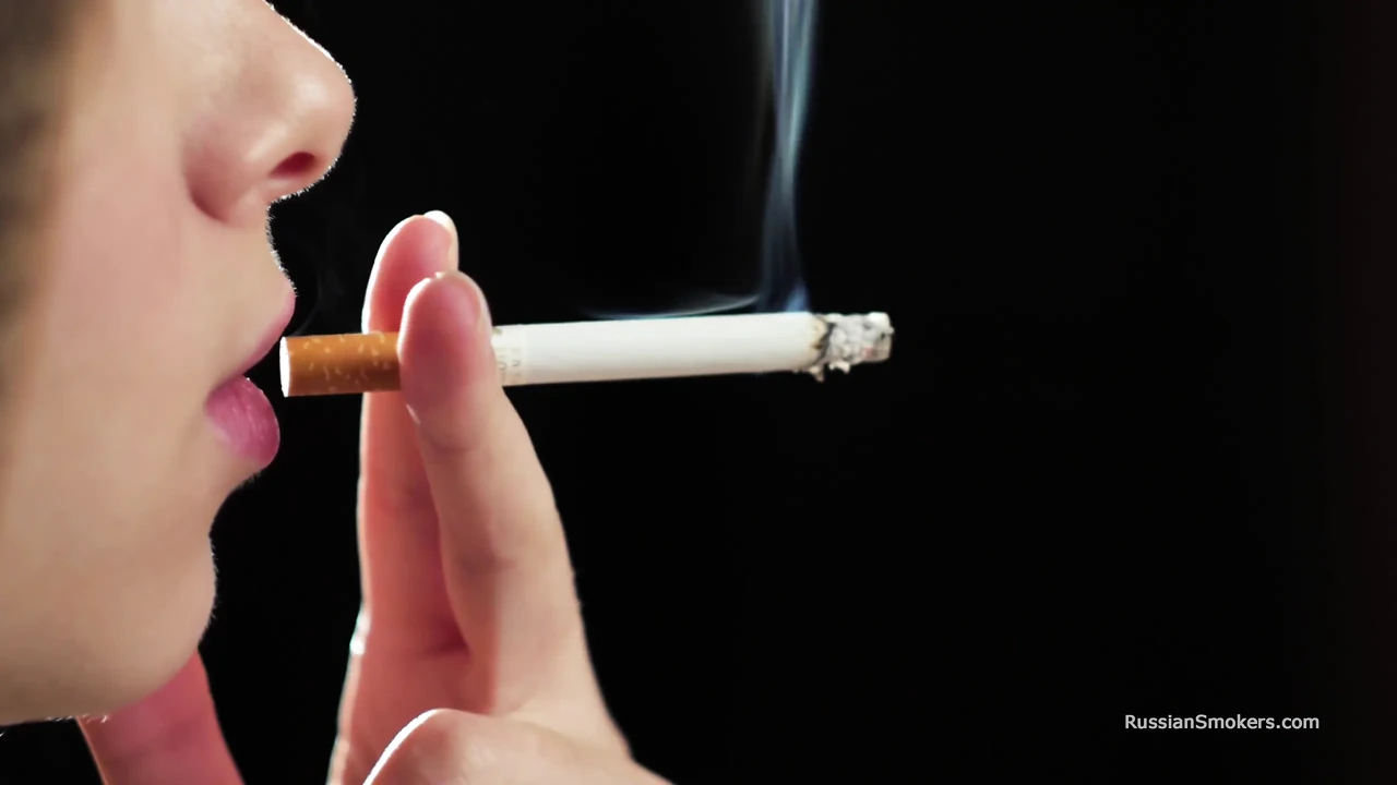 超高清俄罗斯美女在海边吸烟