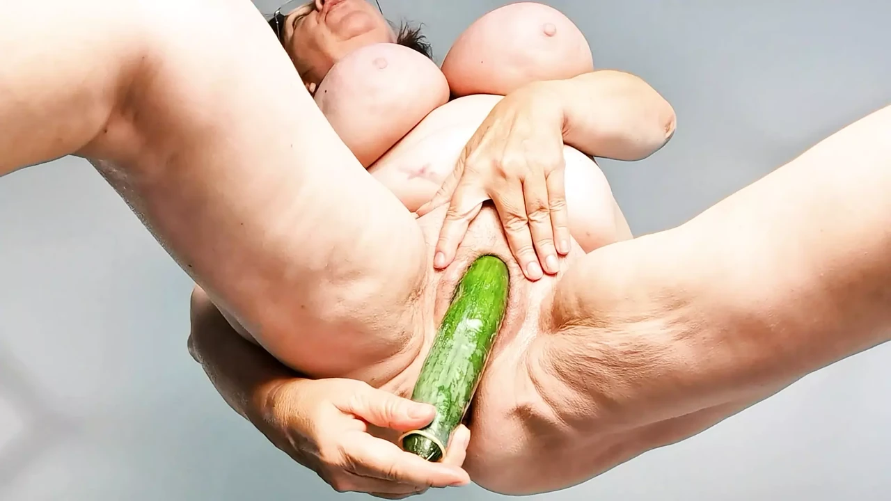 饥渴的奶奶用巨大的黄瓜自慰