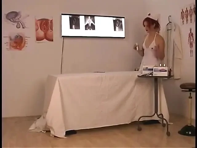 漂亮的红发护士海伦娜哈特解释男人如何控制他的恐慌