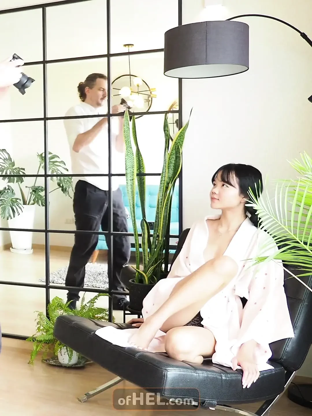 拍摄变得热辣 - 摄影师被绑住并操了一个模特