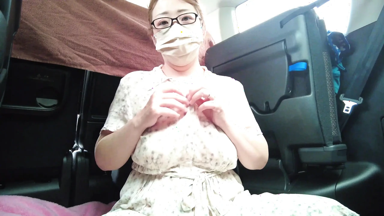 一个已婚女人在车里激情自慰