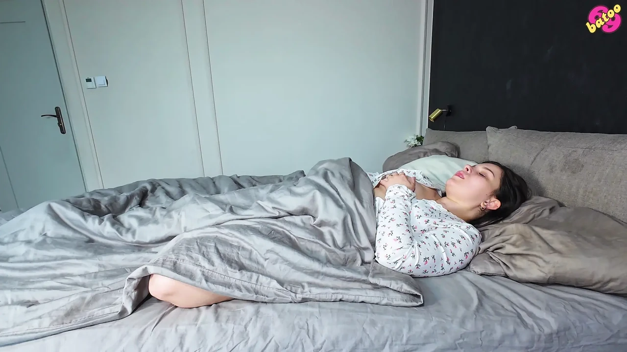 素人人妻独自自慰她的热辣阴户