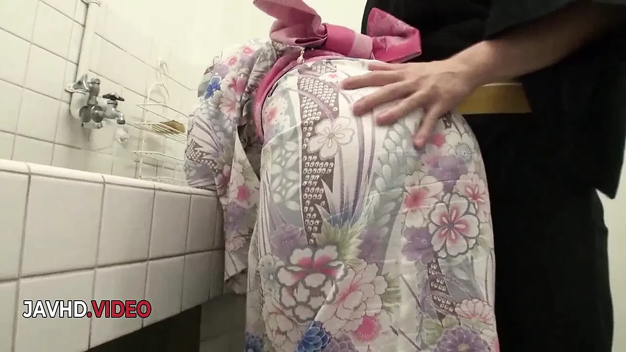 Yumi Maeda的性感亚洲口交导致粗暴性爱