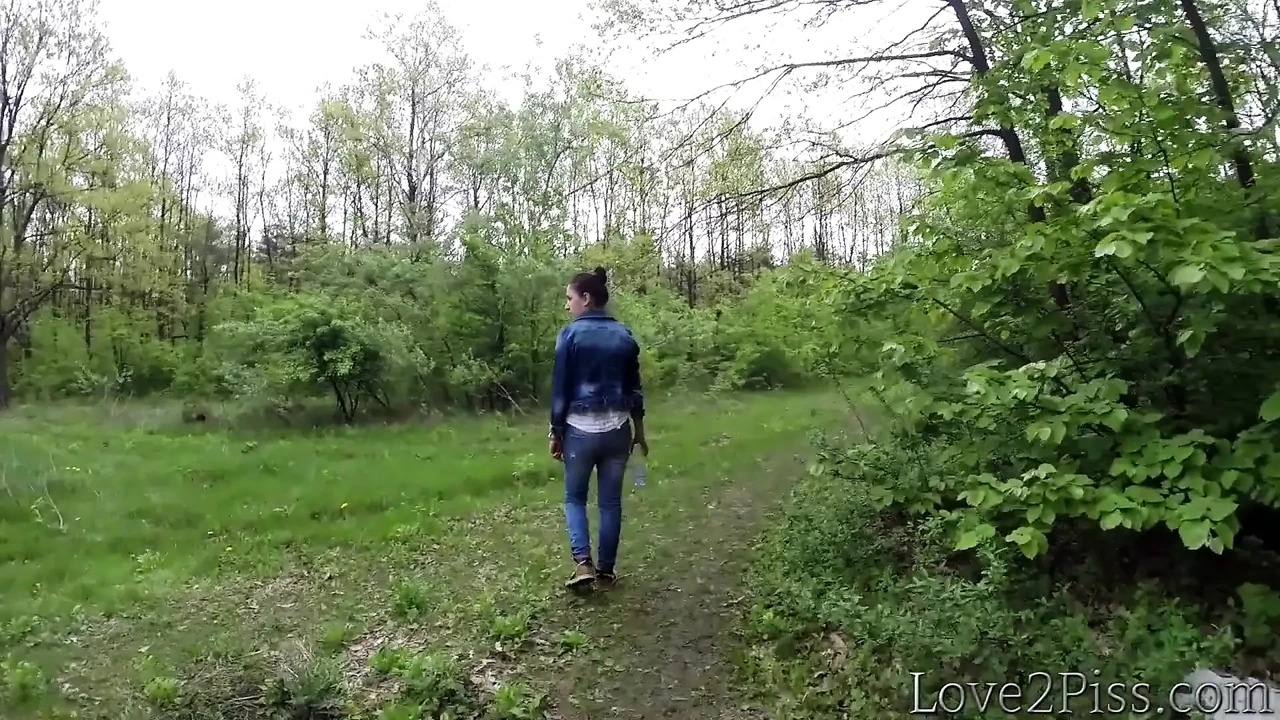 全天然. Ingrid正在撒尿并用树叶擦拭自己