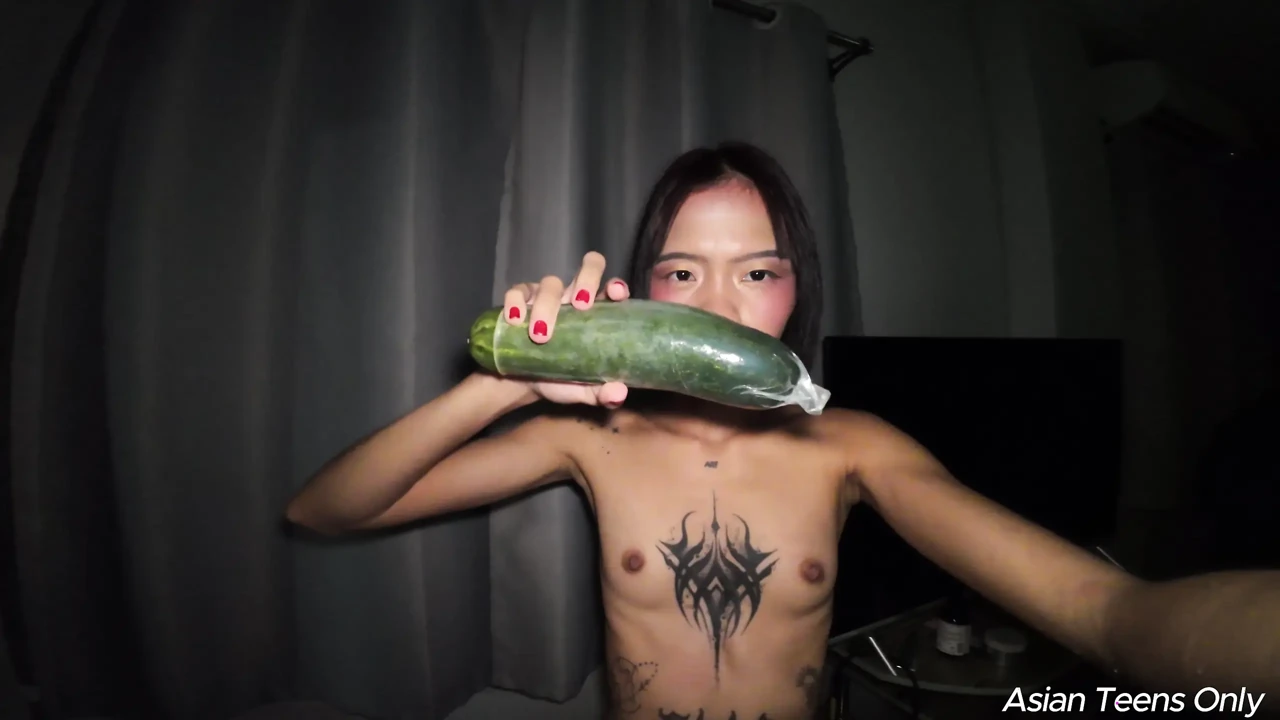第一次疯狂 - 鸡巴和黄瓜同时摧毁我所有的小穴