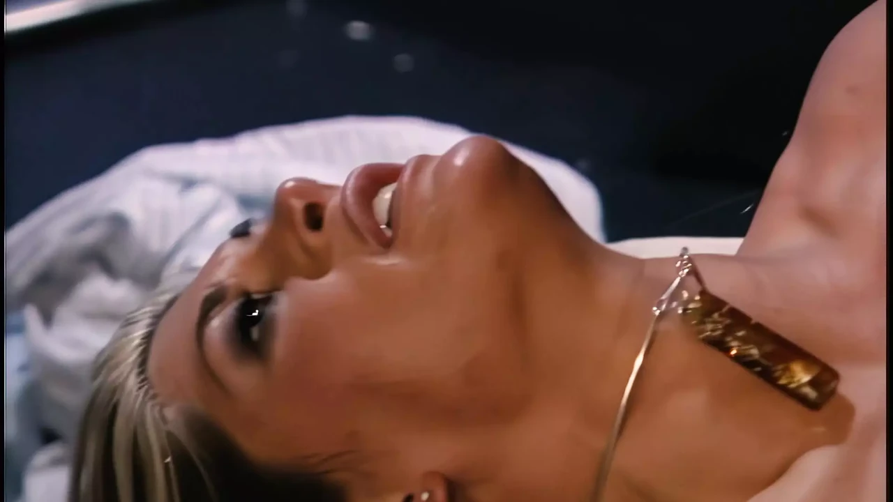 Aria Noir把它塞进菊花并吞下她的乳白色奖励
