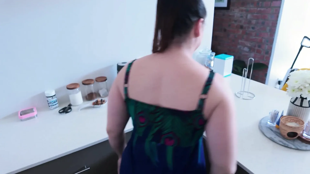第一人称视角 继母在厨房里吮吸和乱搞继子中出
