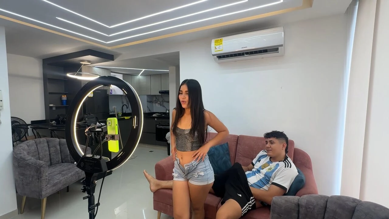 我用她的社交网络帮助我的继妹，最后我操了她