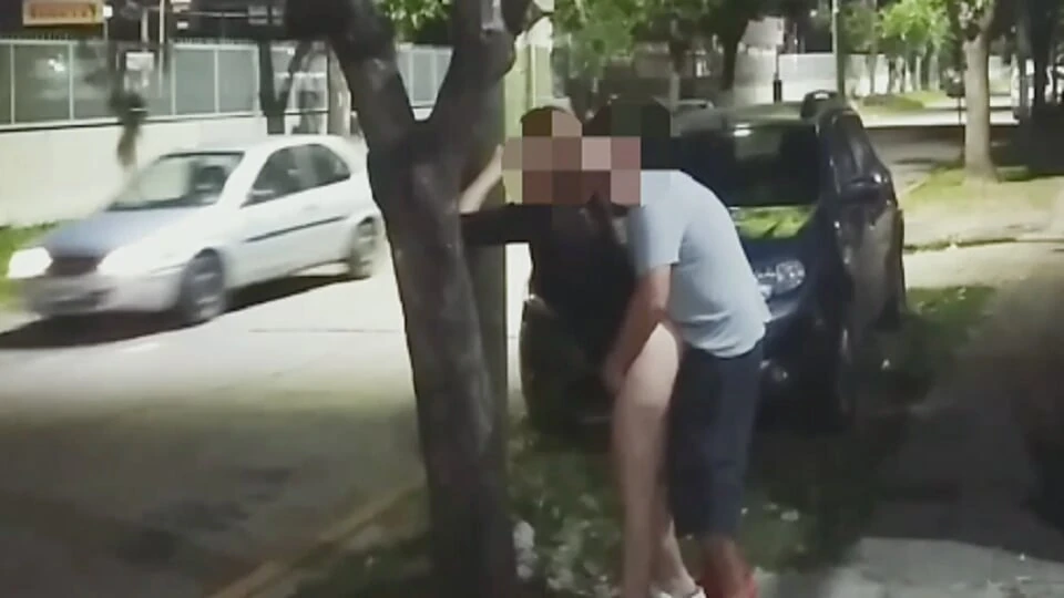 热辣夫妇在公共场合与偷窥者在街上冒险发生性关系