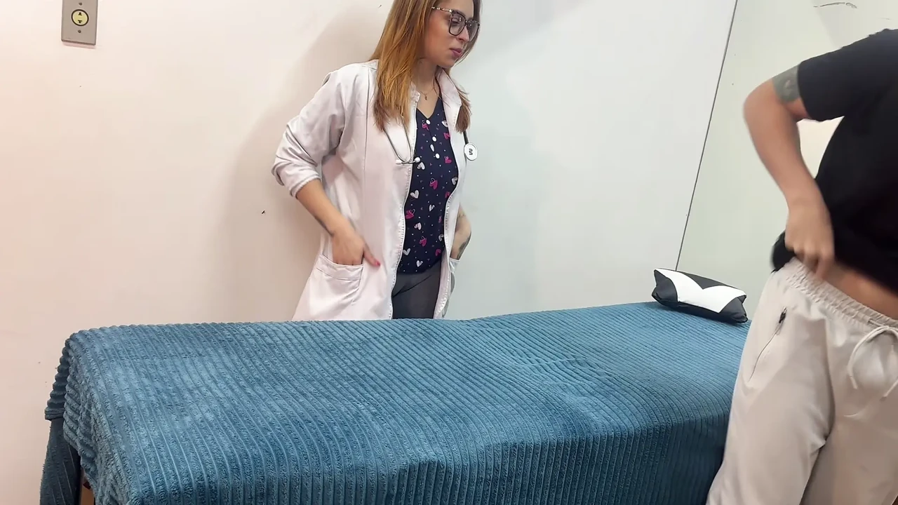红发物理治疗师让我射在脸上, 因为我正处于经前综合症