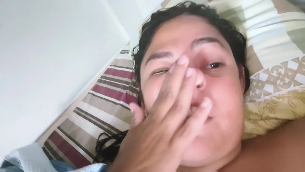 在没有避孕套的情况下操她之前，张开出轨妻子的阴户