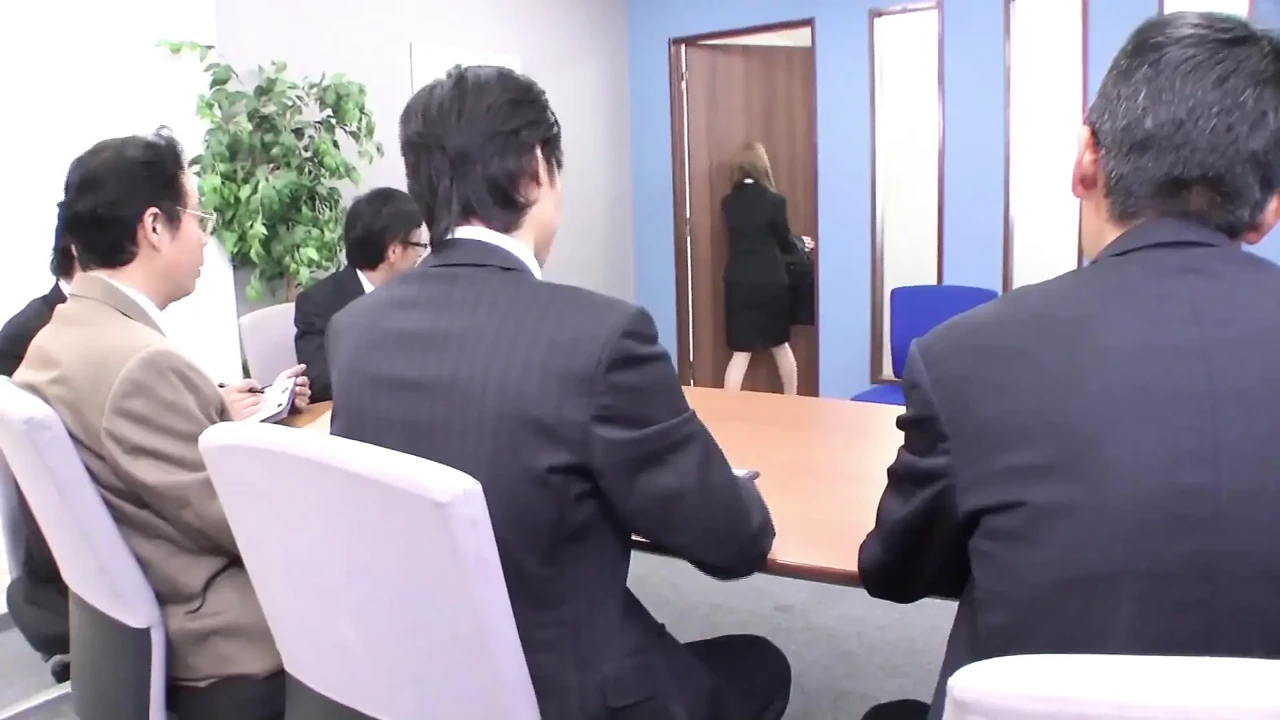 欲火中烧的日本办公室女士被多个适合的男人轮奸