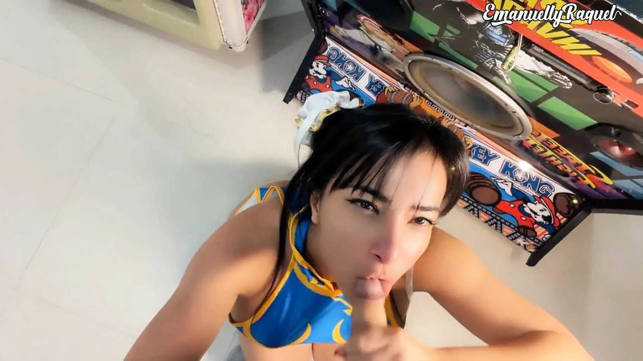 Emanuelly Raquel与春丽角色扮演口交更多视角, 玩街机时性爱