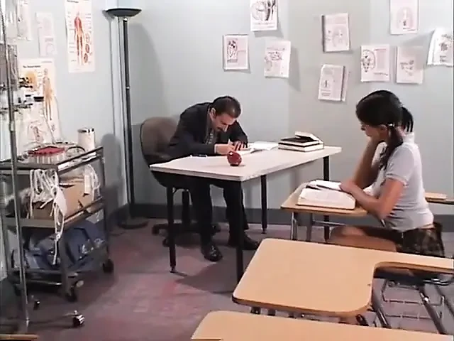 性感黑发女郎的深度肛交