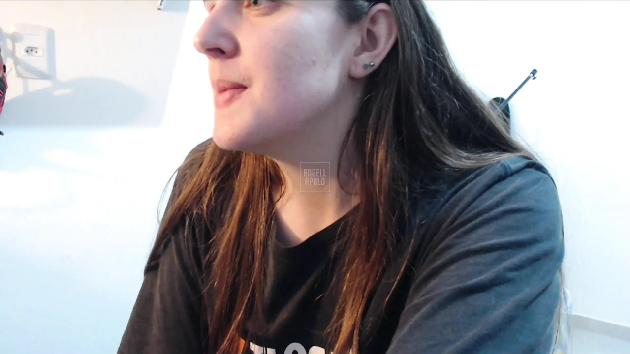 性感的大屁股女孩确实生活并赤身裸体