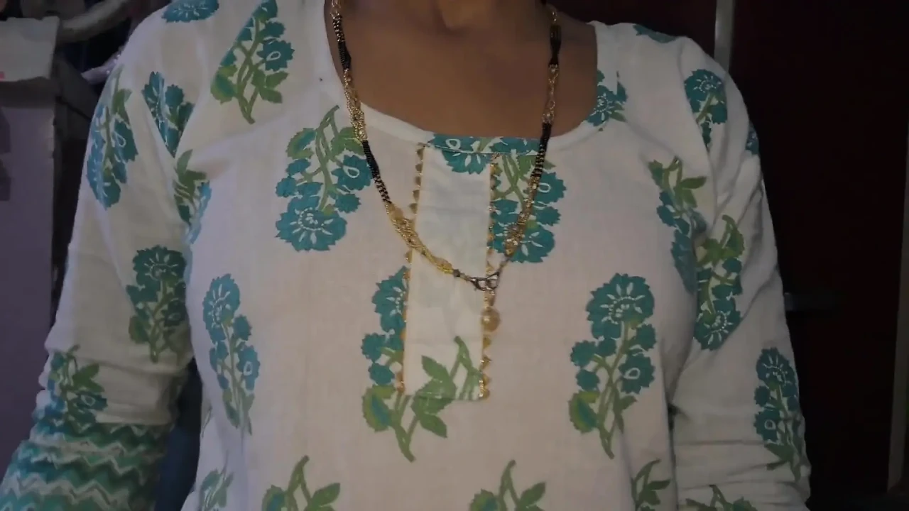 印度 Kavya Bhabhi 在男朋友面前换衣服