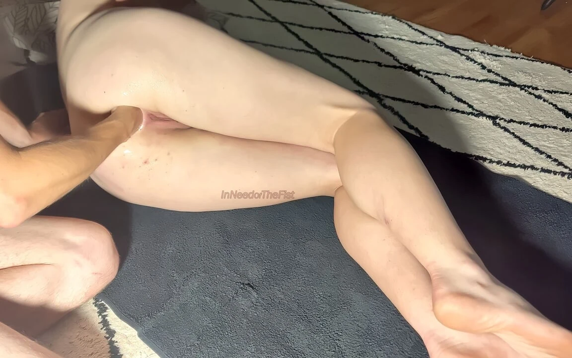奴隶妻子在睡前拳交她的阴户和屁股，以保持她接受训练