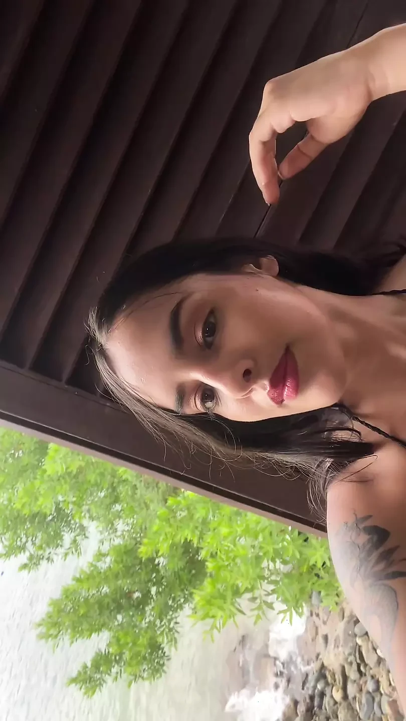 他脱了我的衣服，在我邻居面前操了我。