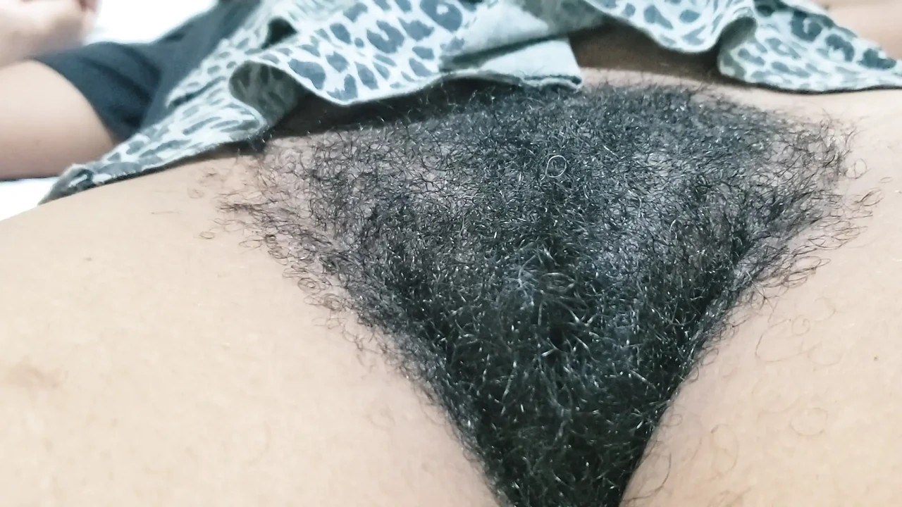 阴毛浓密且自信性感的漂亮熟女