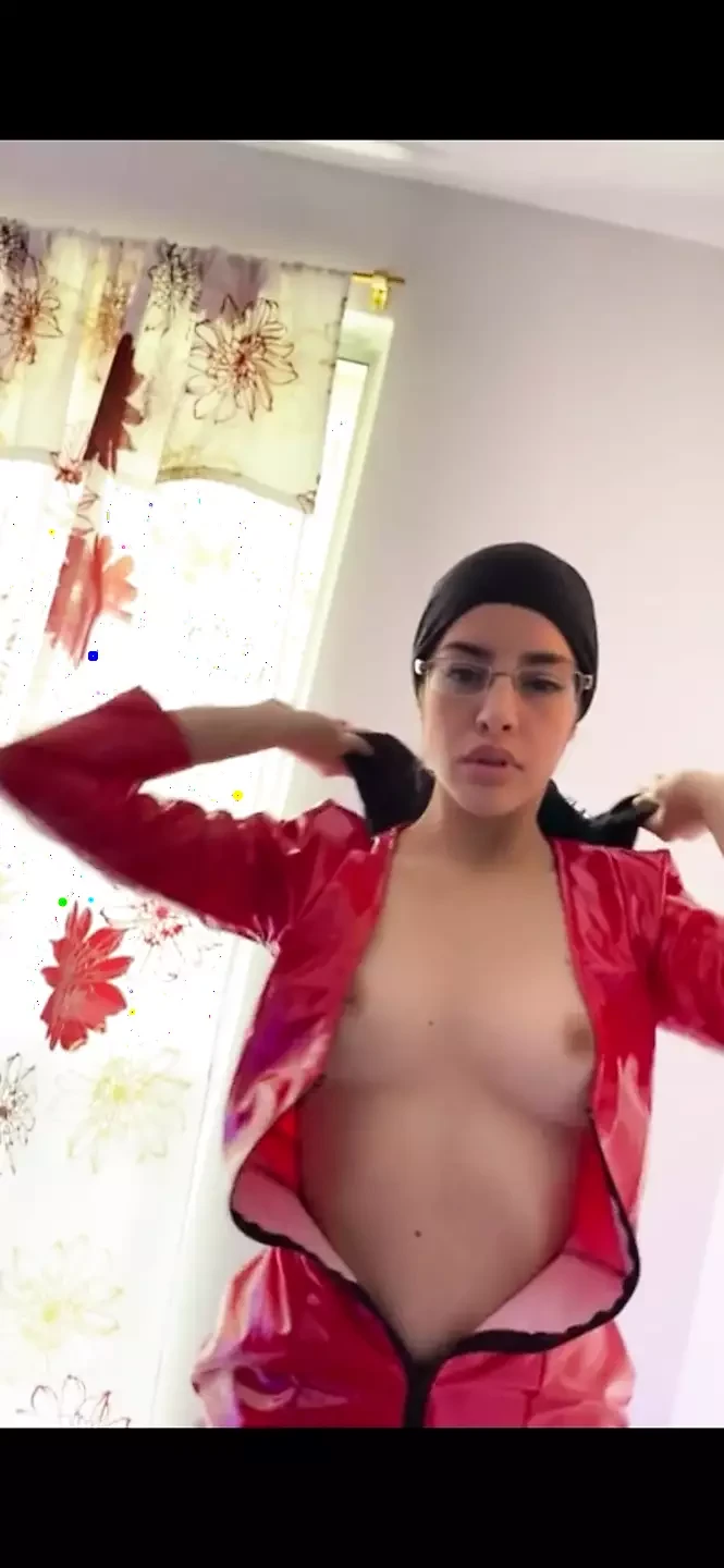 穿着皮衣裙的性感阿拉伯女郎戴着头巾跳性感的舞蹈