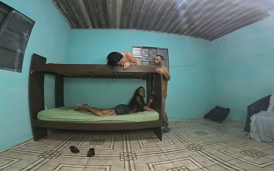 双层床上的女朋友在上面, 下面的女朋友, 混乱中的男朋友