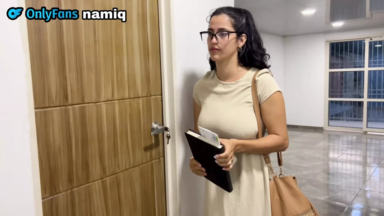 拥有巨大奶子的宗教女人敲我的门，我把我的鸡巴放在她的屁股上