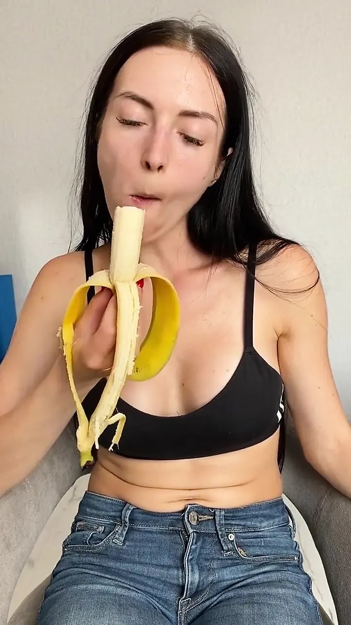 穿着牛仔裤挑逗, 吃和吮吸香蕉