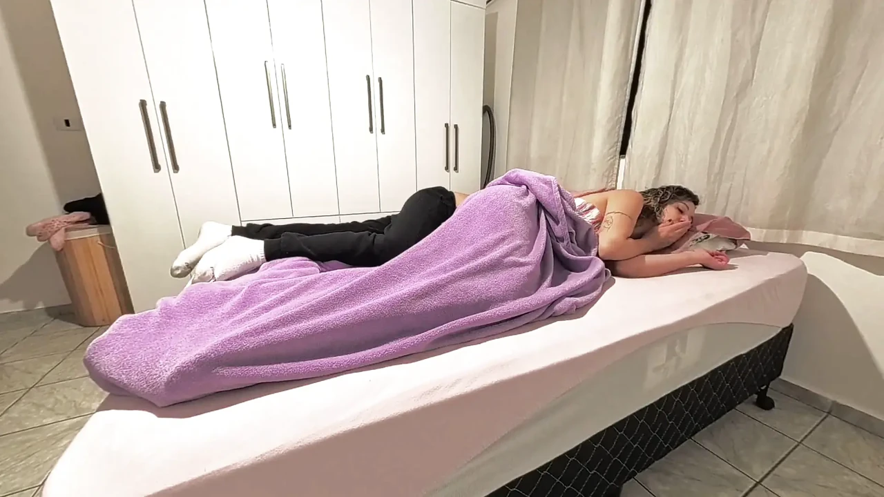 我的继父晚上去看我, 射在我的小阴户里