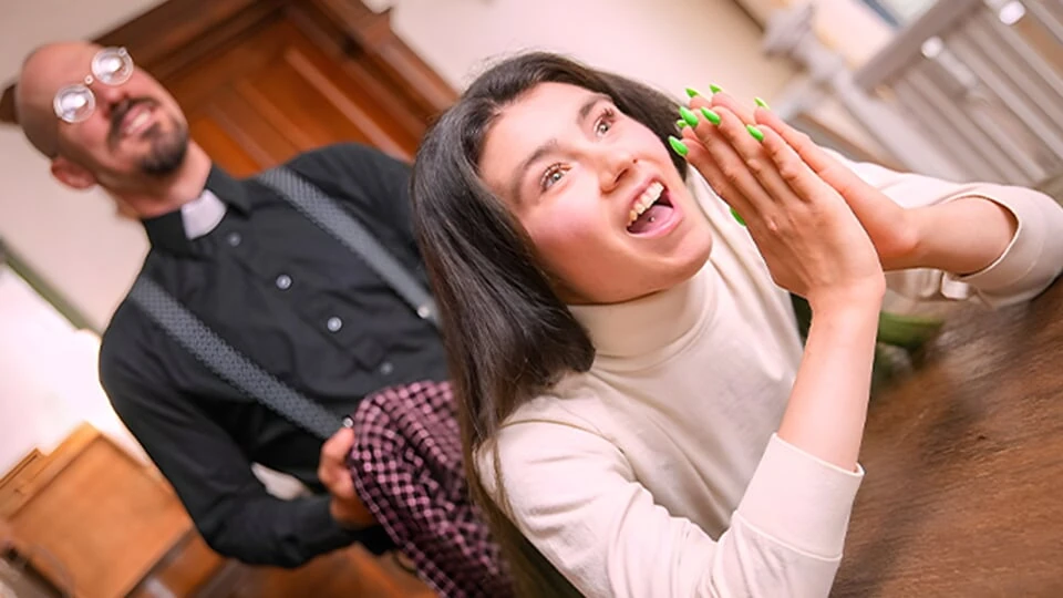 我仍然是一个处女，父亲，但不是我的屁股！Tony The D & Ella June For DamnTight