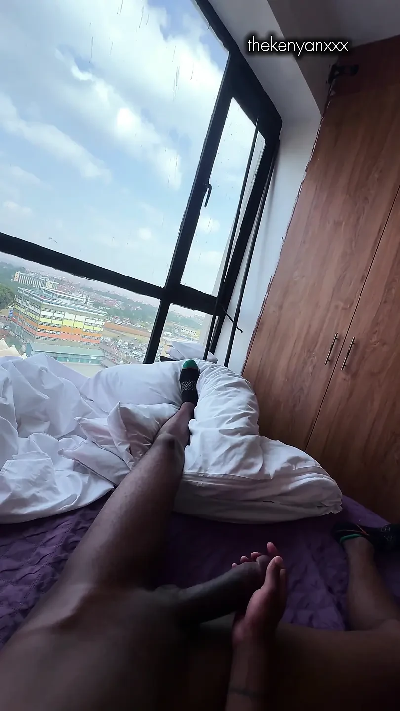 我的新黑人邻居来打招呼, 但遇到了大黑屌