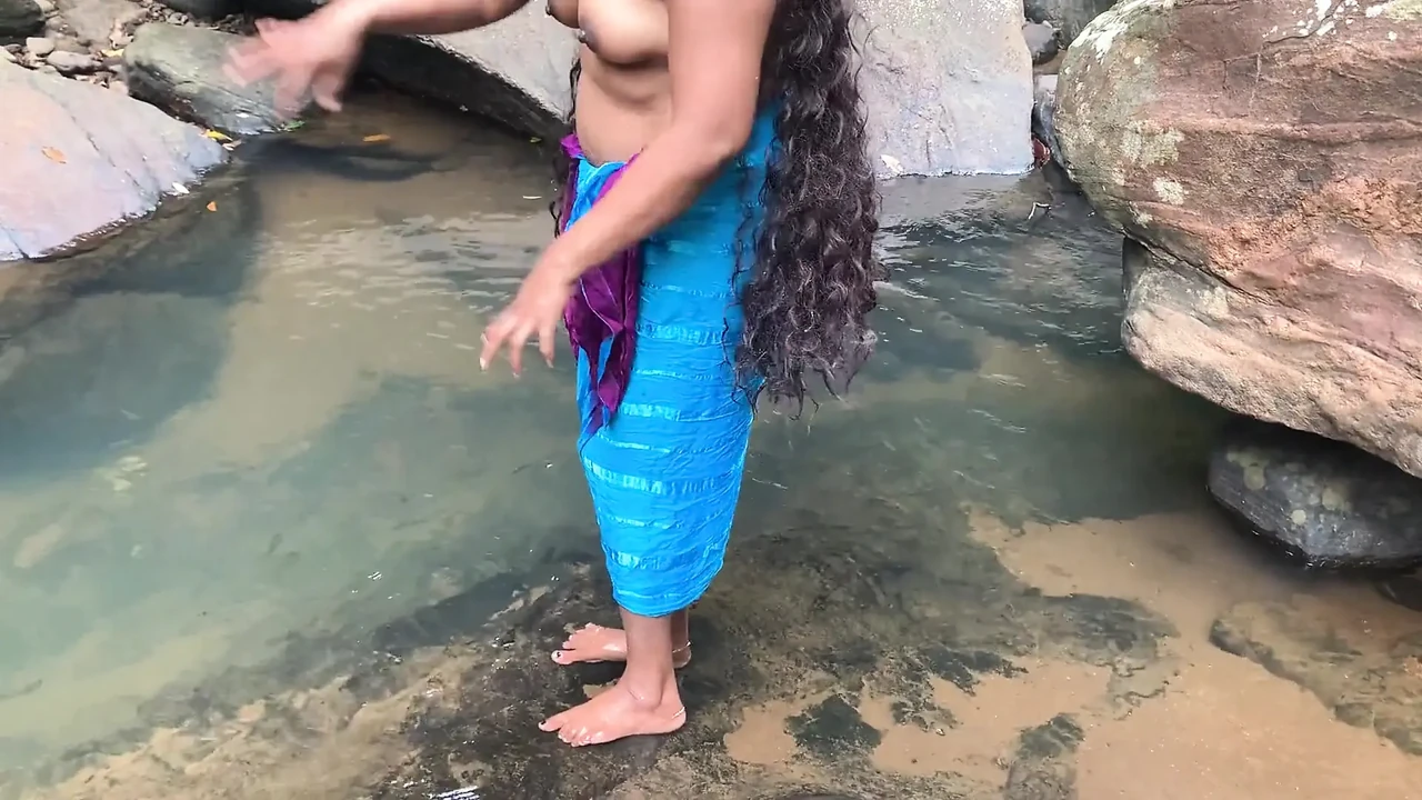 国王洗澡的啪啪啪和森林里水在她和她身上