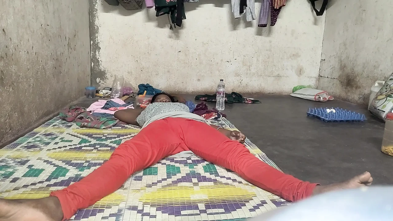 印度新婚人妻在家里享受非常激烈的性爱