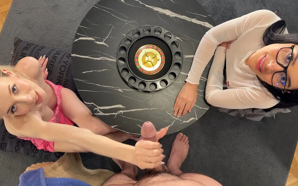 在圣诞节期间挑战三人行女衣男裸并玩弄球并意外破坏高潮