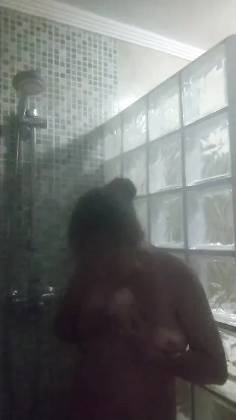 在非常热的淋浴间里玩耍