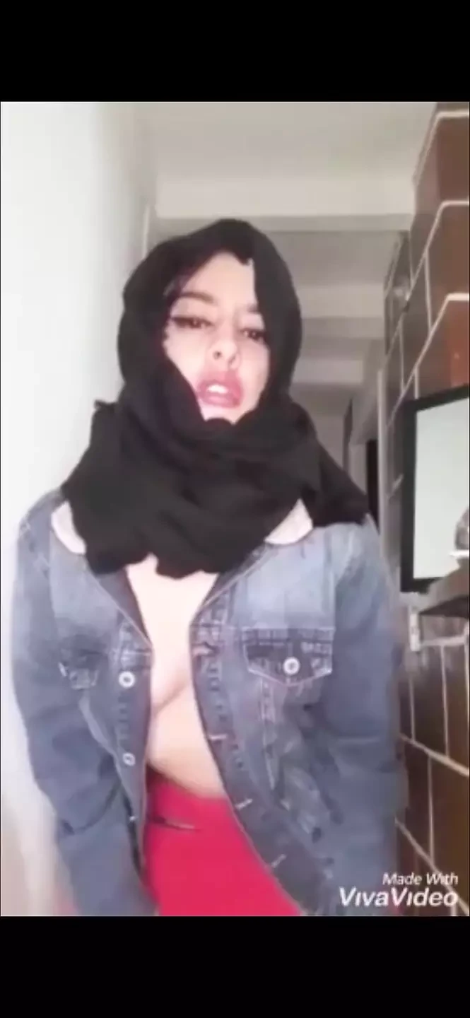 阿拉伯女郎穿着布卡，为她的主人跪下